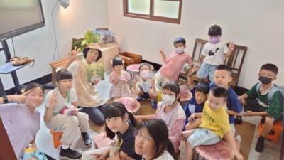 114年8月9日首場系列活動「外公家的小木貓－繪本共讀＆葉拓體驗」(保育署新竹分署提供) 